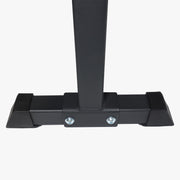 MBC フラットユーティリティ ベンチ ブラックの脚部を接写で捉え、スチールフレームの溶接部とボルト固定、床設置面の安定構造が分かる構成