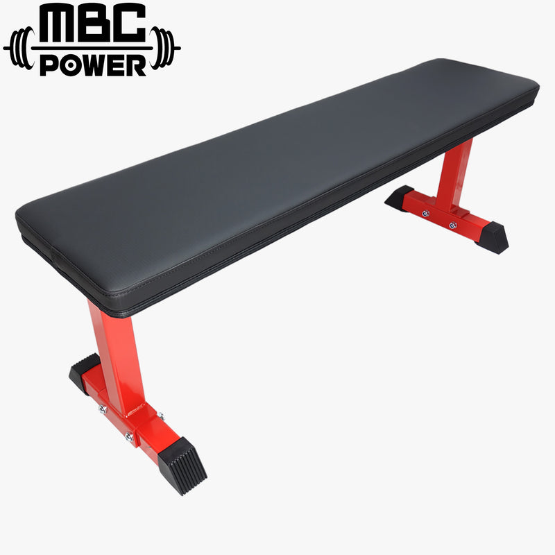 MBC フラットユーティリティ ベンチ グロスレッドを斜め上から捉え、ブラックパッド全体とグロスレッド塗装の脚部、フラット構造による安定した設置バランスが分かる構成