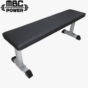 MBC フラットユーティリティ ベンチ シルバーグレーを斜め上から捉え、ブラックパッドの直線的な形状とシルバーグレー塗装フレーム、脚部のゴムキャップまで確認できる全体構成