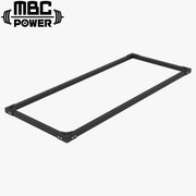 MBC プラットフォーム ブラック フレーム全体を斜め上から俯瞰した構図、長方形の外周フレーム形状とコーナーパーツのディテールが分かる視点