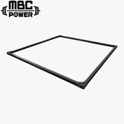 MBC プラットフォーム ブラック フレームを低めの斜め角度から撮影、奥行きとフレーム厚み、直線的な構造が強調された視点