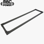 MBC プラットフォーム ブラック フレームのロングサイドを強調した斜め視点、細長い形状とエッジの仕上げ、接合部の精度が確認できる構図