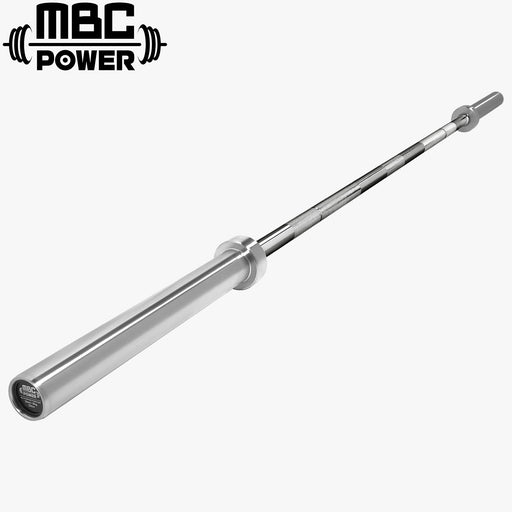 MBC パワーバー ステンレスシャフト/クロムスリーブを斜め俯瞰で捉えた全体像。ステンレスの銀色シャフトとクロムスリーブの質感差が分かるバーベル本体。