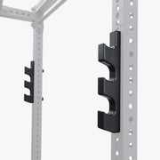 MBC オリジナルラック ガンラックバーベルストレージ ブラック 側面クローズアップでバーベルスリーブ支持部と支柱番号刻印周辺を捉えた使用例