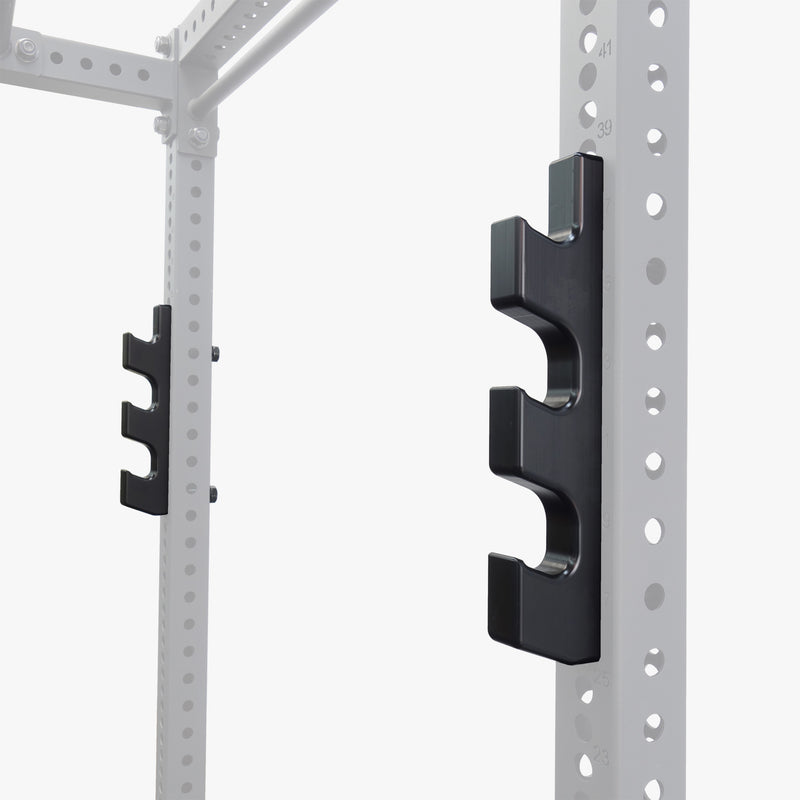 MBC オリジナルラック ガンラックバーベルストレージ ブラック 側面クローズアップでバーベルスリーブ支持部と支柱番号刻印周辺を捉えた使用例