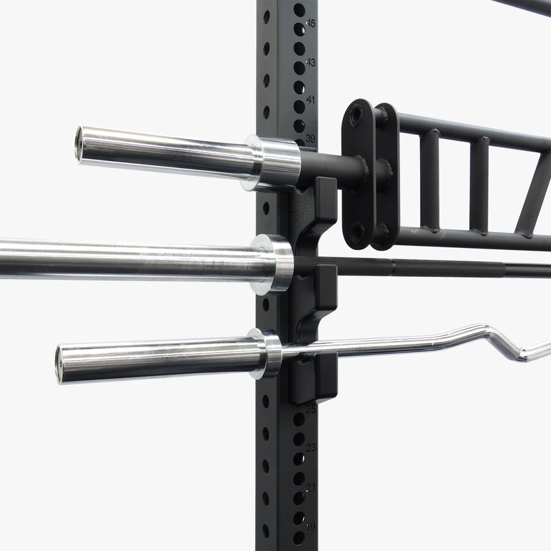MBC オリジナルラック ガンラックバーベルストレージ ブラック 斜め横視点で支柱固定部と三段フック形状を確認できる取付ディテール