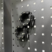 MBC アルミニウムカラー マグネット ブラックを壁面ラックに装着した状態を斜め横から捉えた構図。未使用時の保管方法とマグネット固定による収納性が確認できる。