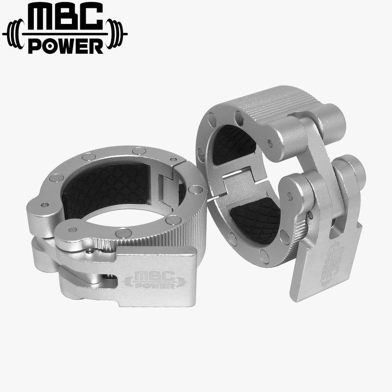 MBC アルミニウムカラー マグネット シルバーを斜め前方から捉えた構図。左右一対を開いた状態で、アルミニウム素材の質感と内側ラバー構造が分かる全体像。