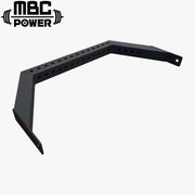 MBC オリジナルラック ボトムスタビライザー ブラックカラー 斜め前方から捉えた視点で角度付きフレームと多孔プレート構造が分かる全体ディテール