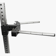 MBC オリジナルラック ディップハンドルアタッチメント 2.0 ブラック×シルバーをラック支柱に装着した側面ビュー、固定ブラケットとハンドル角度が確認できる構図