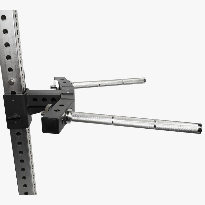 MBC オリジナルラック ディップハンドルアタッチメント 2.0 ブラック×シルバーをラック支柱に装着した側面ビュー、固定ブラケットとハンドル角度が確認できる構図