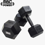 MBC フルラバーコーテッドヘックスダンベル2.0 ブラック ダンベル2本を斜め上から配置した構図、六角形ヘッドとローレット加工グリップ、重量刻印が確認できる視点