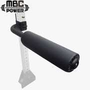 ブラックのMBCオリジナルラック レッグローラーアタッチメントを斜め前方視点で捉えた構造、ラック支柱に装着された厚手クッションローラーと固定用ブラケット形状が分かるラックアクセサリー