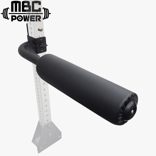 ブラックのMBCオリジナルラック レッグローラーアタッチメントを斜め前方視点で捉えた構造、ラック支柱に装着された厚手クッションローラーと固定用ブラケット形状が分かるラックアクセサリー