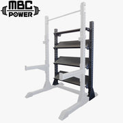 mbcoriginal-mount-massstorage-01-2048x2048.jpg：MBC オリジナルラック ラックマウントマスストレージ ブラック 斜め前方視点でラック支柱へ多段棚を装着した全体構造と固定ブラケット部を示す構成