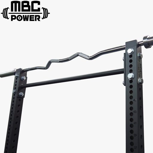 MBC オリジナルラック 樹脂製上部バーベルストレージ ブラック ラック上部装着状態を斜め視点で示し、支柱固定部とバーベル保持位置を確認できる構成