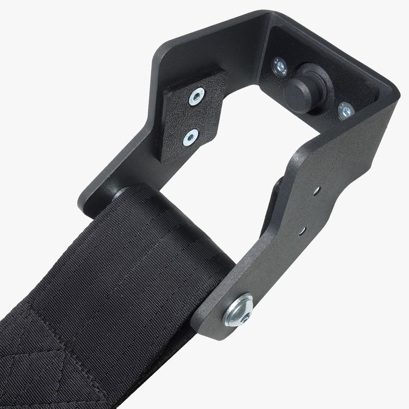 MBC オリジナルラック ストラップセーフティ ブラック 斜め上からのクローズアップで取付ブラケット部とマグネット固定ピンを確認できる構造詳細