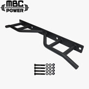 ブラックのMBC オリジナルラック トップマウントプルアップバーを正面水平視点で捉えた全体構造、角度付きデュアルグリップバーとラック上部取付プレート形状が分かる懸垂用ラックアクセサリー