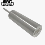 MBC ウェイトスタック エクステンダーピン シルバー 斜め上から撮影した構図、円柱状の本体と差し込みピン部分、端面のロゴ刻印と重量表記が確認できるデザイン