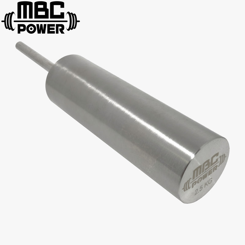 MBC ウェイトスタック エクステンダーピン シルバー 斜め上から撮影した構図、円柱状の本体と差し込みピン部分、端面のロゴ刻印と重量表記が確認できるデザイン