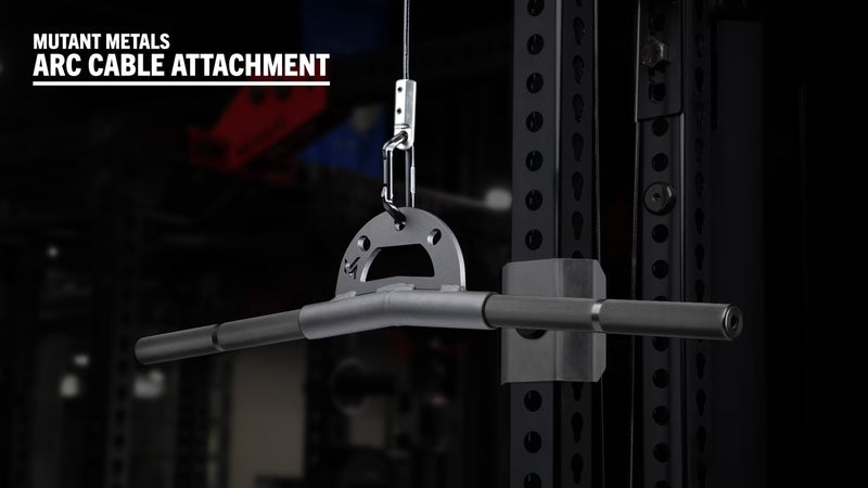 Mutant Metals ARC ケーブルアタッチメント ブラック 5度ベント12インチ仕様を正面やや右寄りから捉え、ロンググリップ全体とカラビナ接続部が分かる角度