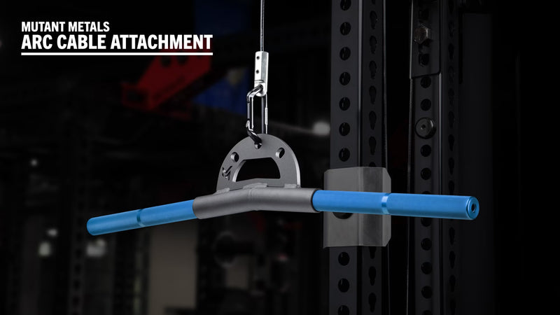 Mutant Metals ARC ケーブルアタッチメント ブルー 5度ベント12インチ仕様を正面やや右寄りから捉え、長尺ブルーグリップと吊り下げ金具が分かる構図