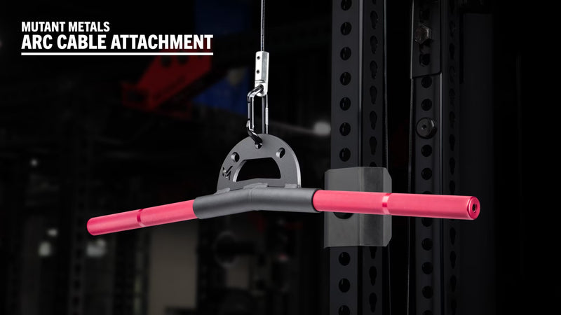 Mutant Metals ARC ケーブルアタッチメント ピンク 5度ベント12インチ仕様を正面やや右寄りから捉え、長尺ピンクグリップと吊り下げ金具が分かる構図