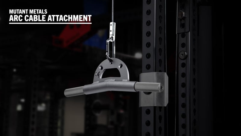 Mutant Metals ARC ケーブルアタッチメント ガンメタル 5度ベント5インチ仕様を正面やや左から捉え、上向き傾斜のガンメタルローレットグリップ端部が分かる構図