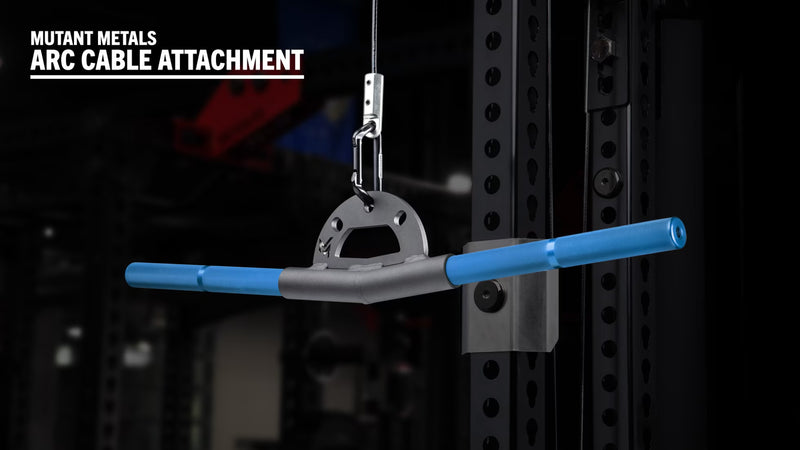 Mutant Metals ARC ケーブルアタッチメント ブルー マイナス5度ベント12インチ仕様を正面やや右寄りから捉え、長尺ブルーグリップ全体とカラビナ接続部が分かる構図
