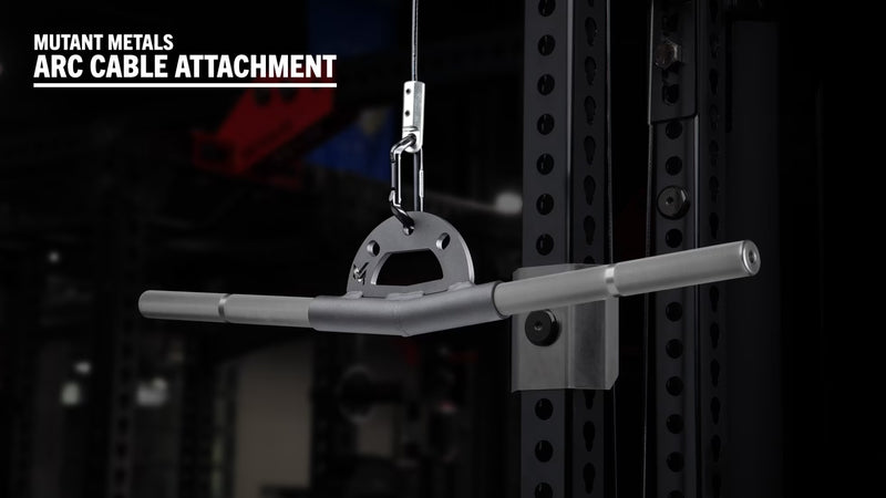 Mutant Metals ARC ケーブルアタッチメント ガンメタル マイナス5度ベント12インチ仕様を正面やや右寄りから捉え、長尺ガンメタルグリップ全体とカラビナ接続部が分かる構図