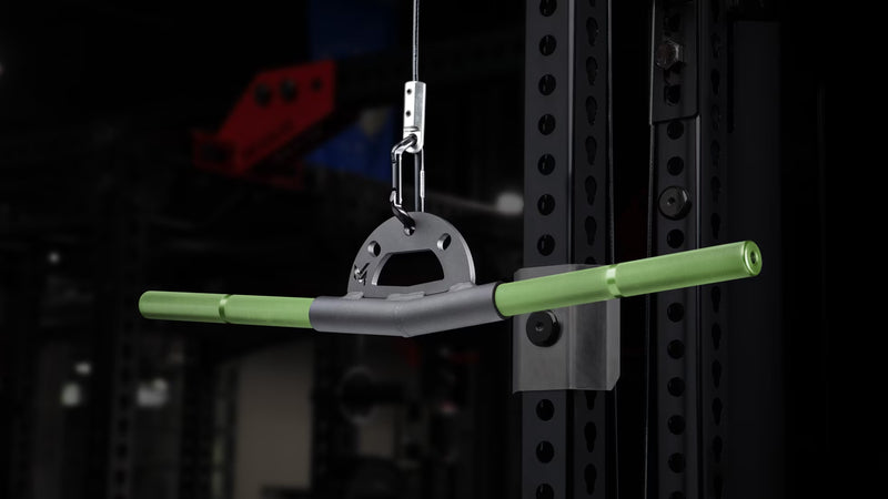 Mutant Metals ARC ケーブルアタッチメント グリーン マイナス5度ベント12インチ仕様を正面やや右寄りから捉え、長尺グリーングリップ全体とカラビナ接続部が分かる構図