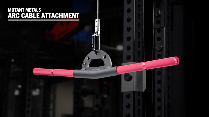 Mutant Metals ARC ケーブルアタッチメント ピンク マイナス5度ベント12インチ仕様を正面やや右寄りから捉え、長尺ピンクグリップ全体とカラビナ接続部が分かる構図