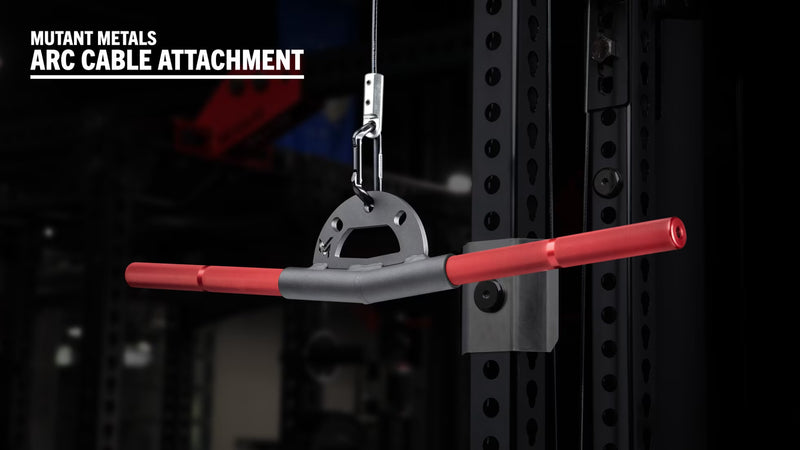 Mutant Metals ARC ケーブルアタッチメント レッド マイナス5度ベント12インチ仕様を正面やや右寄りから捉え、ロング赤色グリップ全体とカラビナ接続部が分かる構図