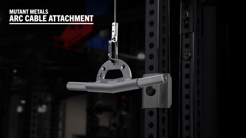 Mutant Metals ARC ケーブルアタッチメント ガンメタル マイナス5度ベント5インチ仕様を正面やや右から捉え、下向き傾斜のガンメタルローレットグリップと中央接合部が分かる構図