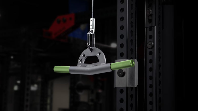 Mutant Metals ARC ケーブルアタッチメント グリーン マイナス5度ベント5インチ仕様を正面やや右から捉え、下向き傾斜のグリーンローレットグリップと中央接合部が分かる構図