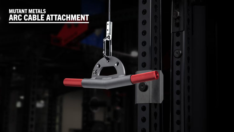 Mutant Metals ARC ケーブルアタッチメント レッド マイナス5度ベント5インチ仕様を正面やや右から捉え、下向き角度の赤色ローレットグリップと中央接合部が分かる構図