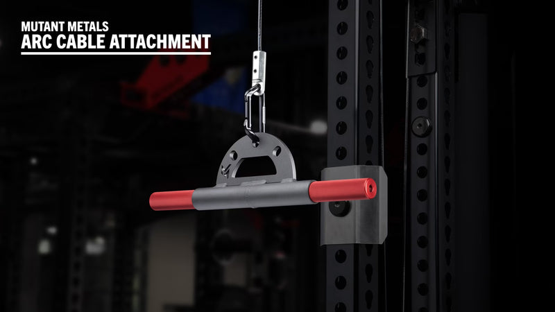 Mutant Metals ARC ケーブルアタッチメント レッド ストレート5インチ仕様を正面左寄りから捉え、直線バー形状の赤色ローレット部と中央溶接部が分かる角度