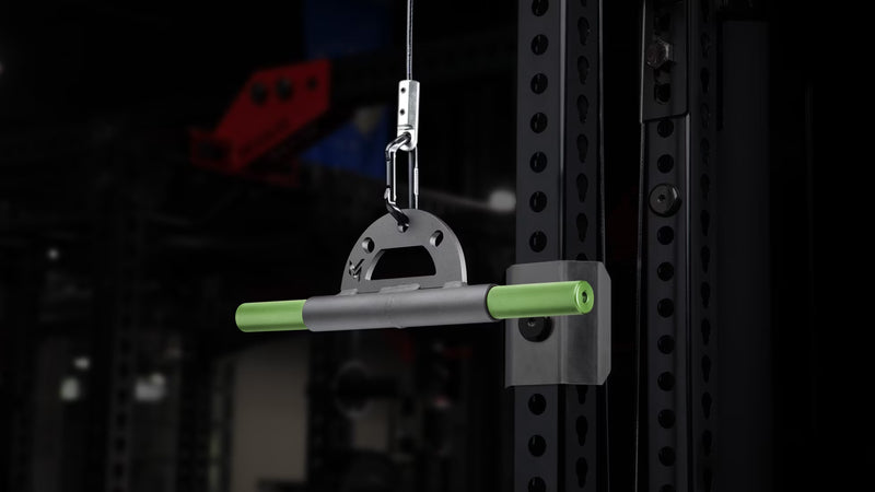 Mutant Metals ARC ケーブルアタッチメント グリーン ストレート5インチ仕様を正面左寄りから捉え、直線バー形状のグリーンローレット部と中央溶接部が分かる角度