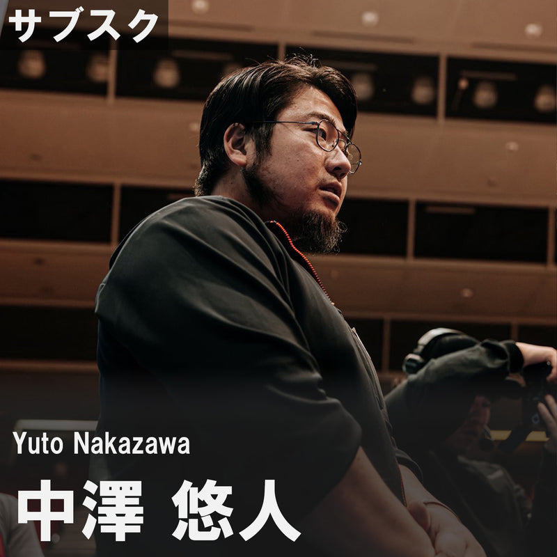 中澤悠人オンラインパーソナル 黒色ウェアの中澤コーチを斜め横から捉えた上半身中心の構図で落ち着いた雰囲気と存在感が分かる描写