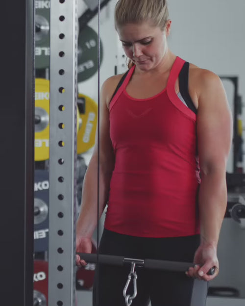 ブラックのケーブルストレートバーを正面視点でトレーニング中に操作する様子を捉え、両手グリップと中央金具の可動が確認できるELEIKOケーブルアタッチメント