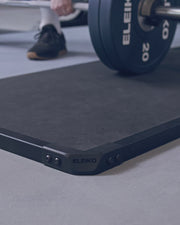 ELEIKO SVR プラットフォーム Smallでクリーンを行い、バーベルをドロップするトレーニング風景
