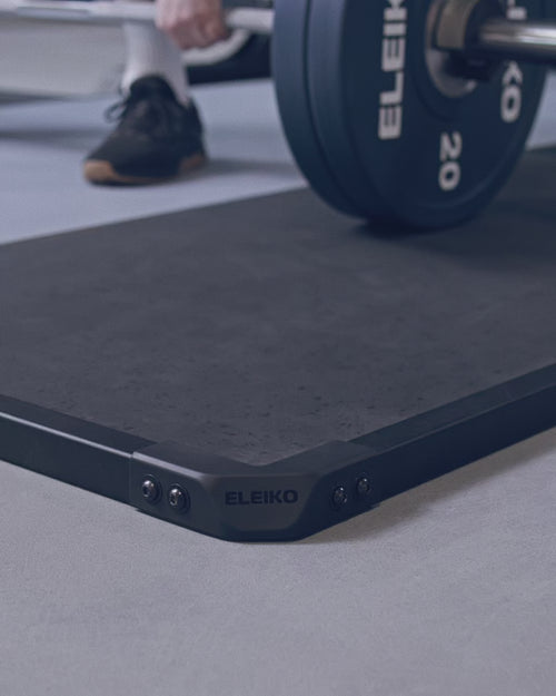 ELEIKO SVR プラットフォーム Smallでクリーンを行い、バーベルをドロップするトレーニング風景