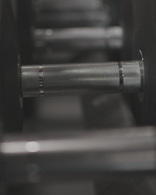 ELEIKO プレートダンベルでワンハンドロウを行う女性
