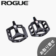 ROGUE エコーバイク交換用パーツ メタルペダル V4 ブラック。斜め上方から見た左右ペダルセットで、滑り止め付きの踏み面と金属製シャフト、左右を識別するL・Rマークを確認できる交換用ペダル。