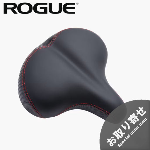 ROGUE エコーバイク交換用パーツ サドル V2 ブラック。斜め上方から見た座面全体で、幅広のクッション形状、側面のパンチング加工、縁に施されたレッドステッチが特徴のエコーバイク専用交換シート。