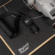 ブラックカラーのBEYOND POWER VOLTRA トラベルプラットフォーム上のストラップ部を拡大したディテール