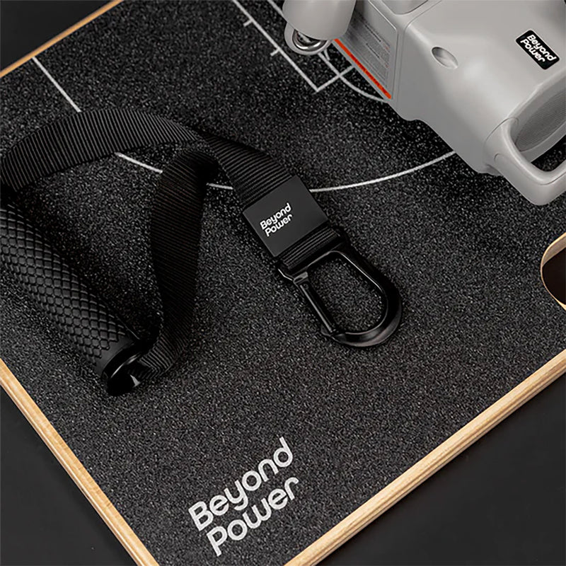 ブラックカラーのBEYOND POWER VOLTRA トラベルプラットフォーム上のストラップ部を拡大したディテール